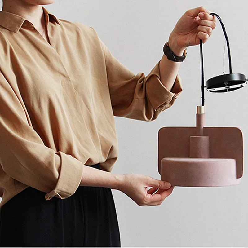 Eleganza Geometrica con Lampada a Sospensione in Cemento