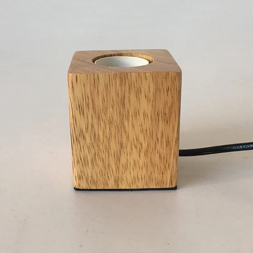 Fascino Retrò con Lampada da Tavolo Poliedro