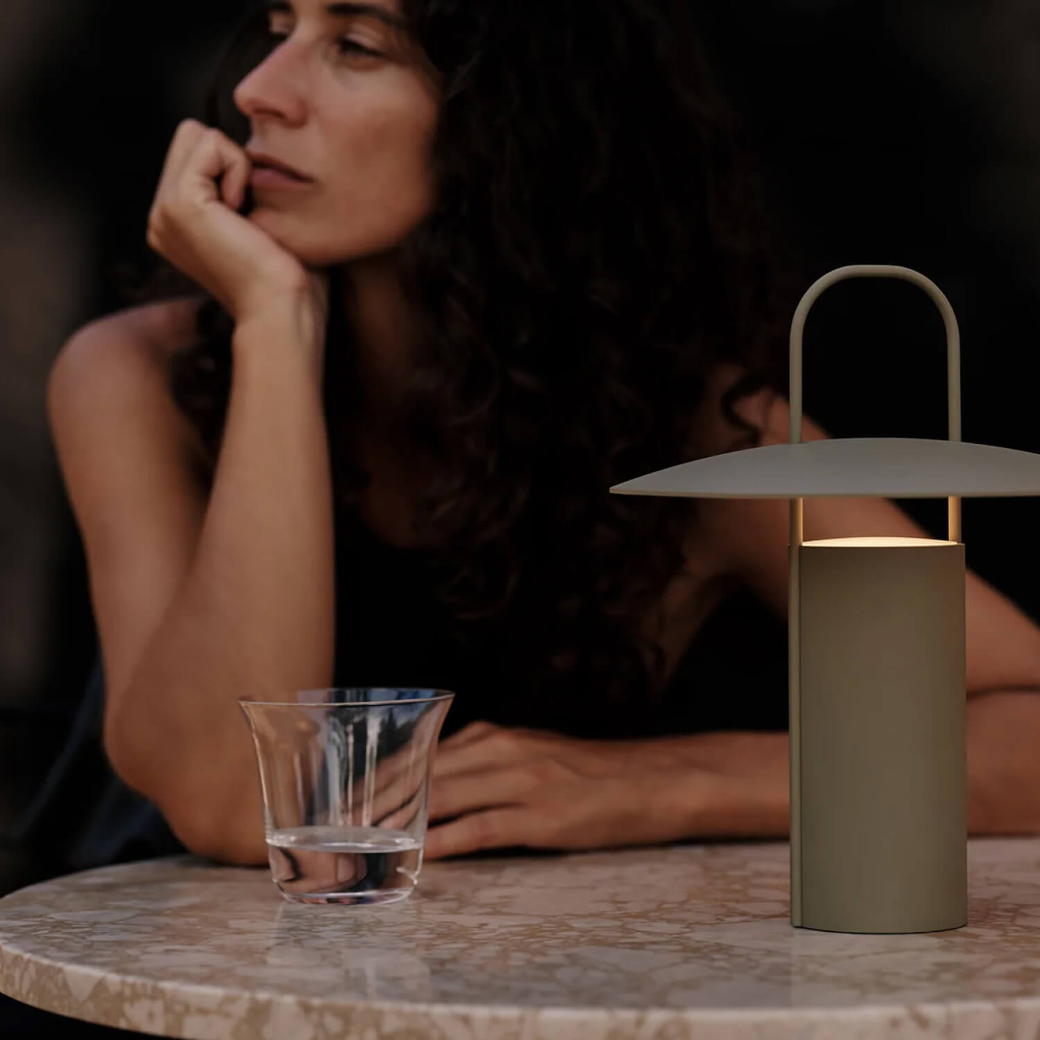 Lampada da Tavolo Ricaricabile USB: Illuminazione Elegante e Funzionale per Ogni Occasione