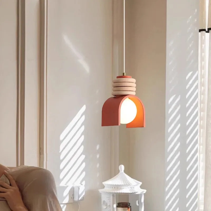 Lampada a Sospensione LED in Resina – Design Creativo e Illuminazione Regolabile