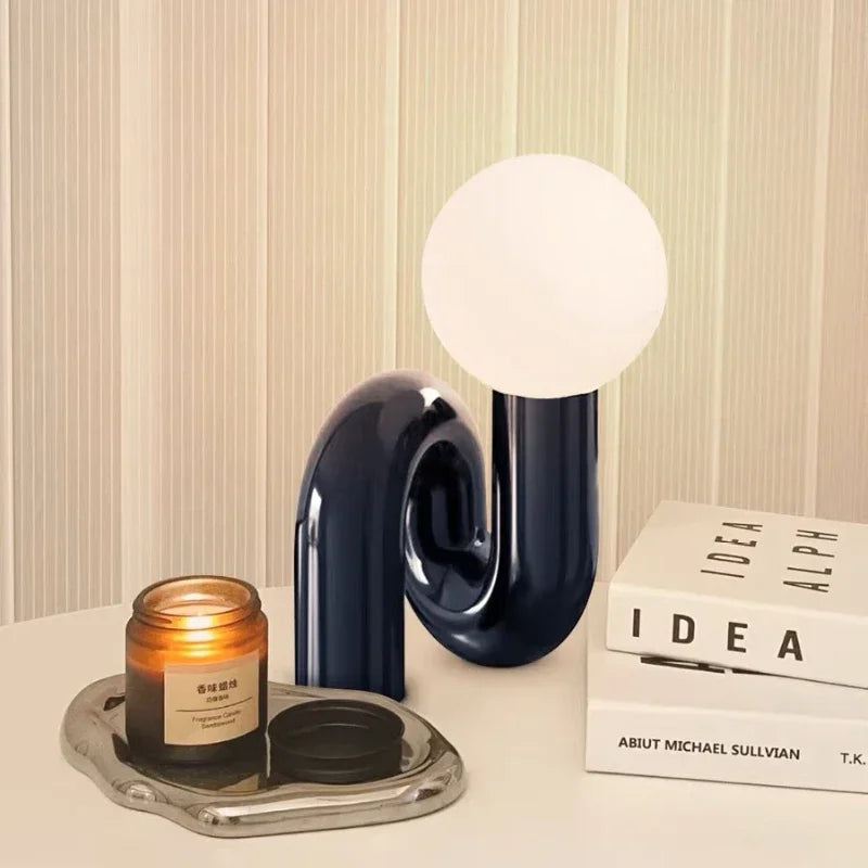 Lampada da Scrivania Nordica in Resina - Illuminazione Elegante per Ogni Stanza