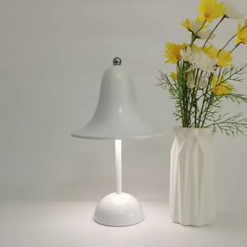 Eleganza Nordica con Lampada da Tavolo a Campana