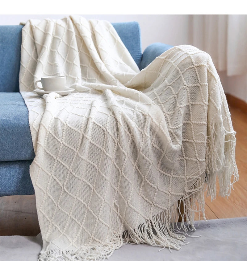 Coperta Lavorata a Maglia: Eleganza Nordica e Comfort per la Tua Casa