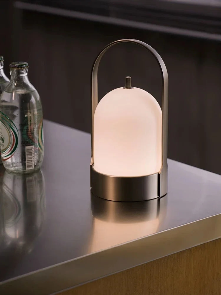 Lampada da Tavolo Portatile LED per Esterni: Illuminazione Senza Fili e Impermeabile