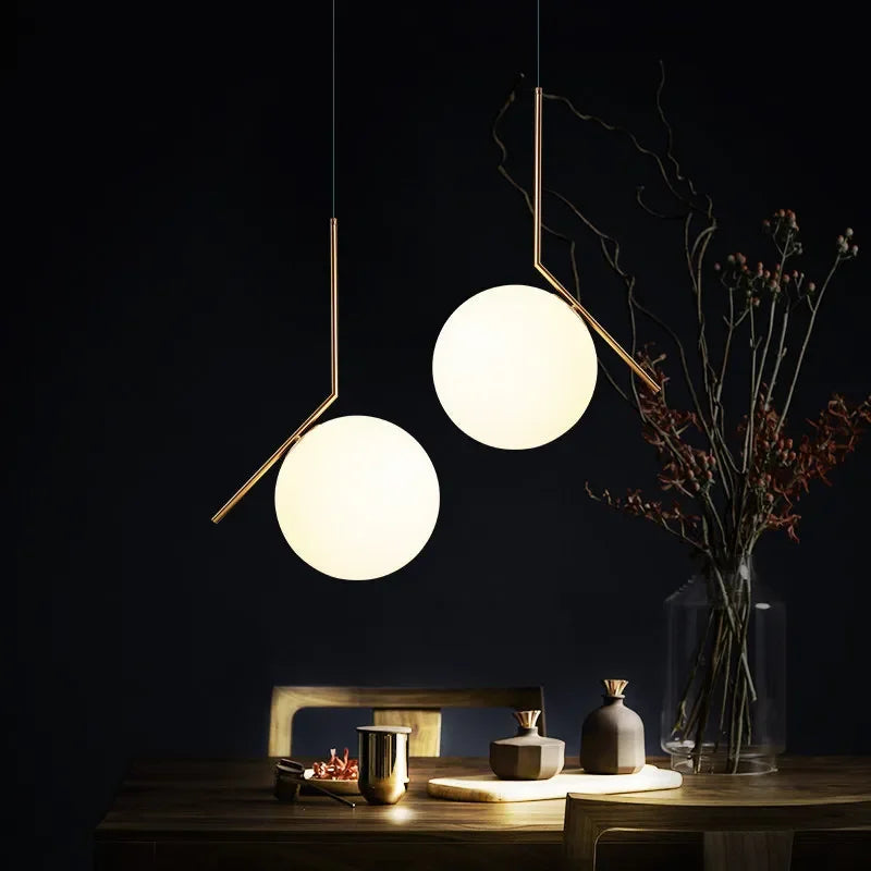 Lampada a Sospensione in Ottone Battuto: Design Moderno e Illuminazione Nordica