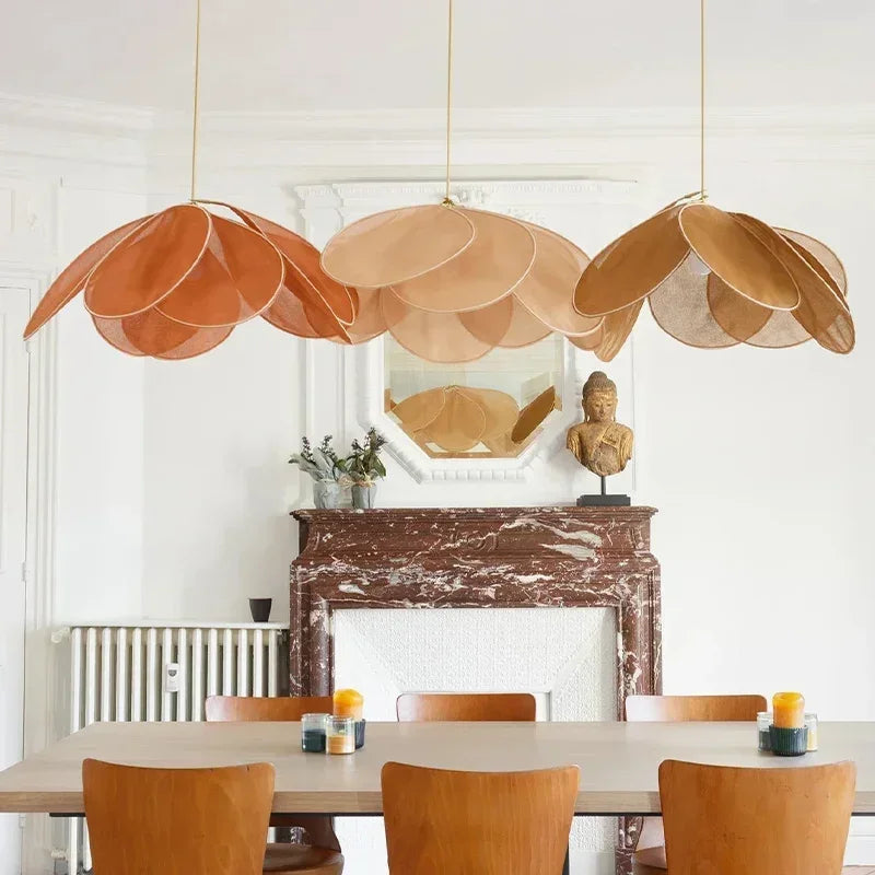 Lampadario a Fiori in Tessuto Artistico – Colore e Eleganza per i Tuoi Spazi