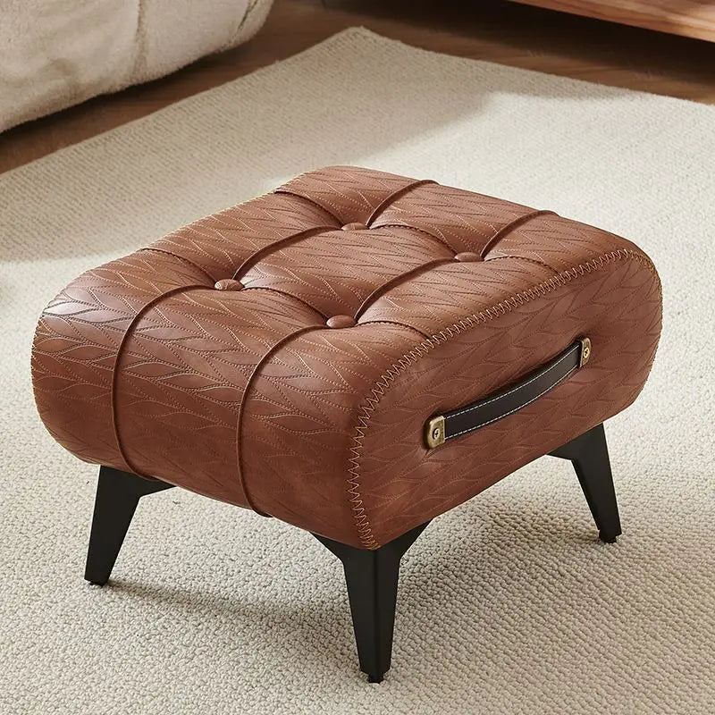 Sgabello Compatto Europeo - Eleganza e Funzionalità per Ogni Ambiente