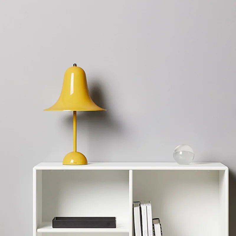 Eleganza Nordica con Lampada da Tavolo a Campana