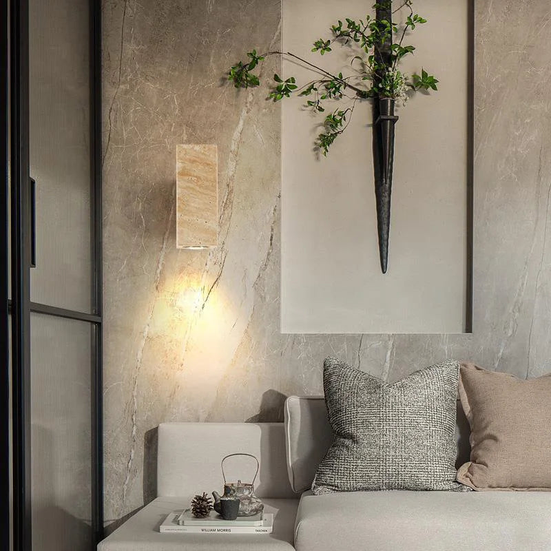 Applique da Parete Wabi-Sabi in Travertino Giallo – Design Scandinavo e Atmosfera Accogliente