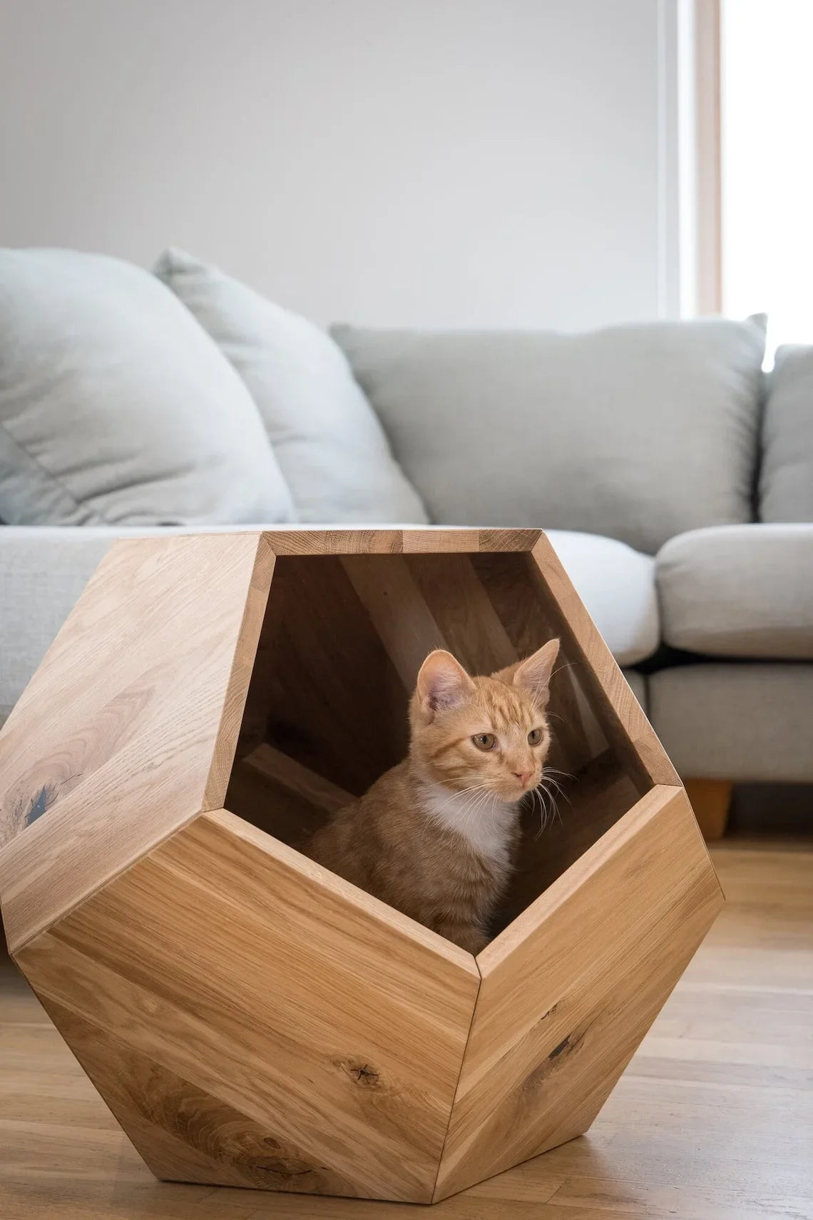 Letto per Gatti con Foro in Legno MDF: Design Geometrico e Funzionale per il Tuo Animale Domestico