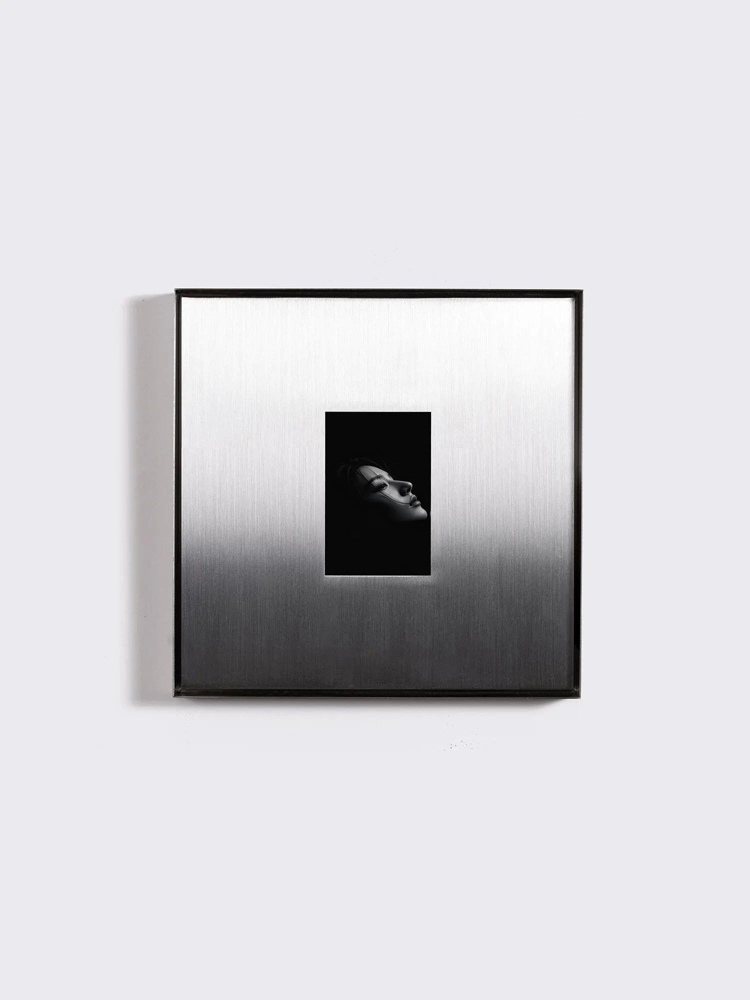 Cornice da Parete in Acciaio Inox Satinato – Trasforma i Tuoi Ricordi in un'Opera di Design