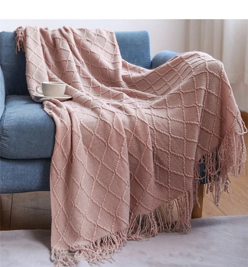 Coperta Lavorata a Maglia: Eleganza Nordica e Comfort per la Tua Casa