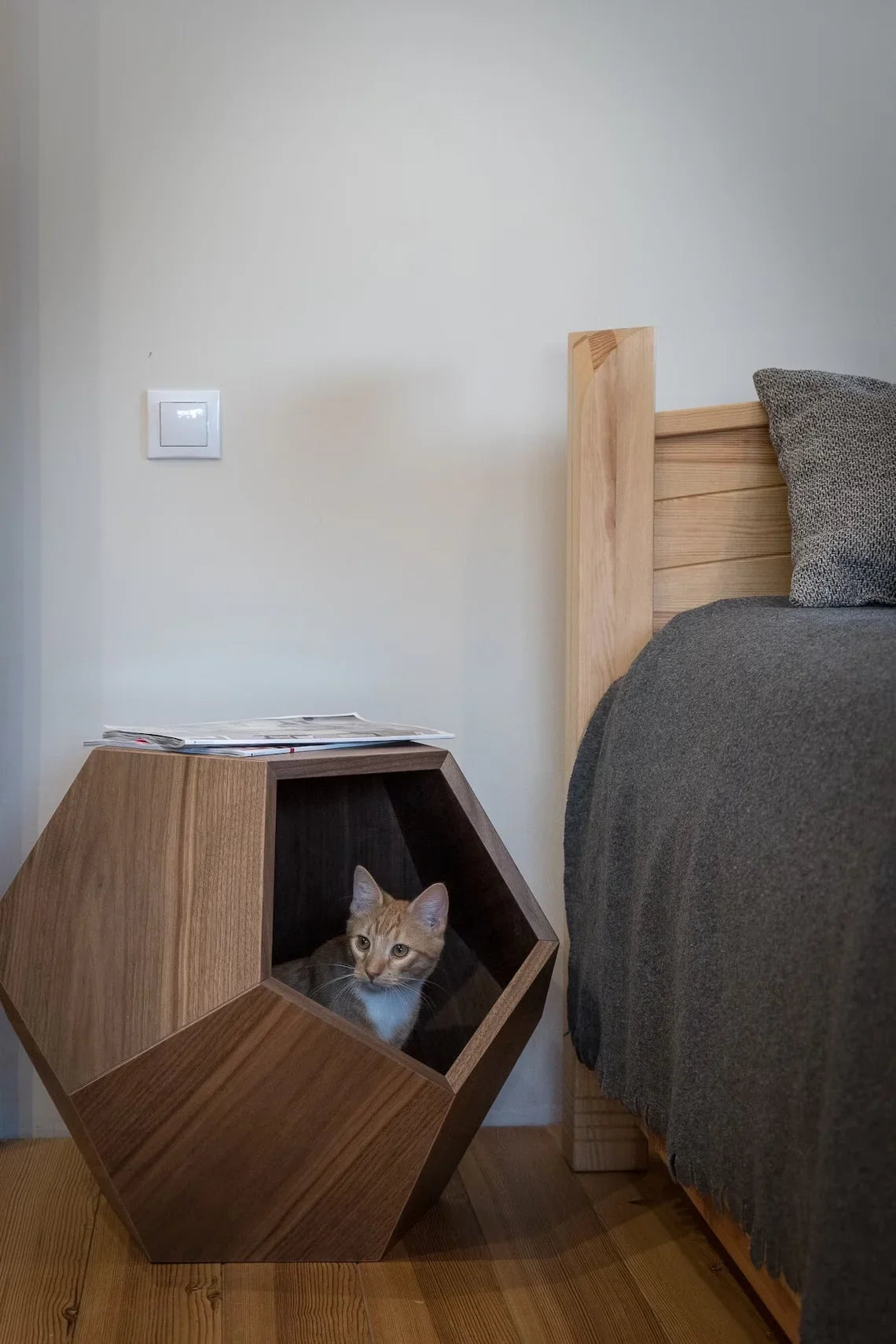 Letto per Gatti con Foro in Legno MDF: Design Geometrico e Funzionale per il Tuo Animale Domestico