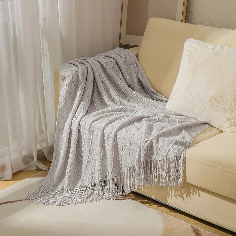 Coperta Lavorata a Maglia: Eleganza Nordica e Comfort per la Tua Casa