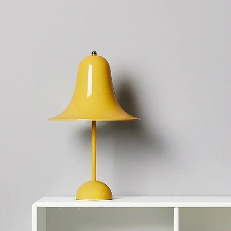 Eleganza Nordica con Lampada da Tavolo a Campana