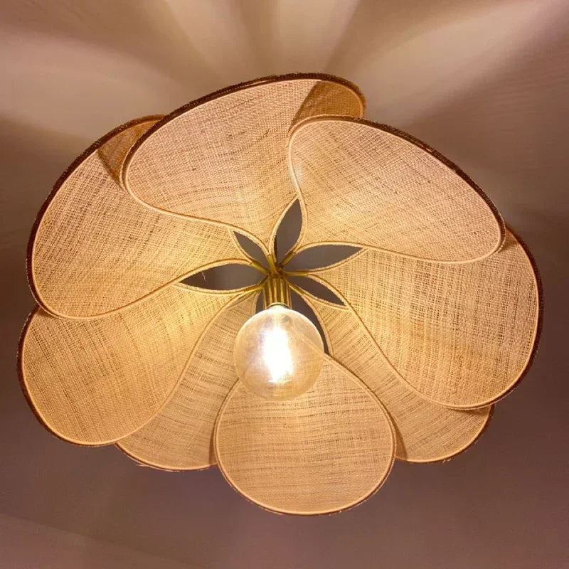 Lampadario a Fiori in Tessuto Artistico – Colore e Eleganza per i Tuoi Spazi