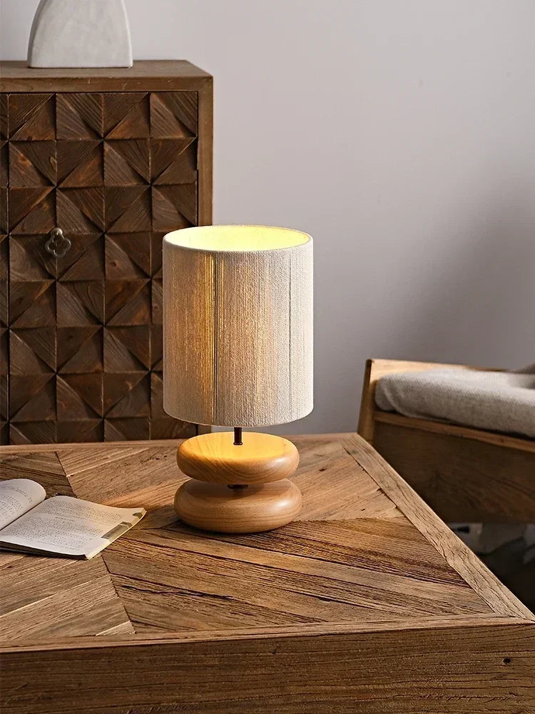 Lampada da Comodino in Stile Giapponese - Design in Legno di Noce per un'Atmosfera Calda e Accogliente