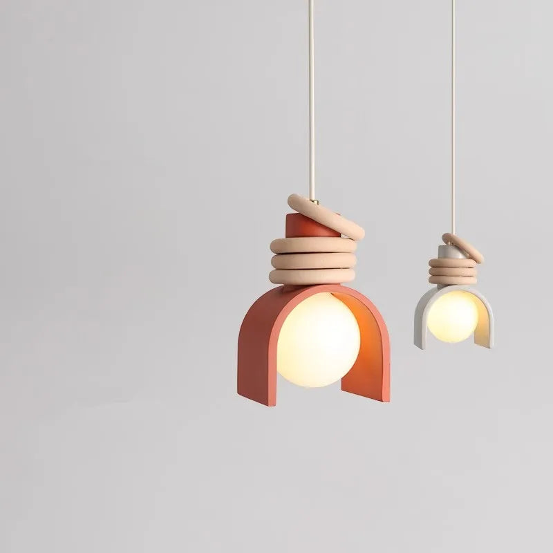 Lampada a Sospensione LED in Resina – Design Creativo e Illuminazione Regolabile