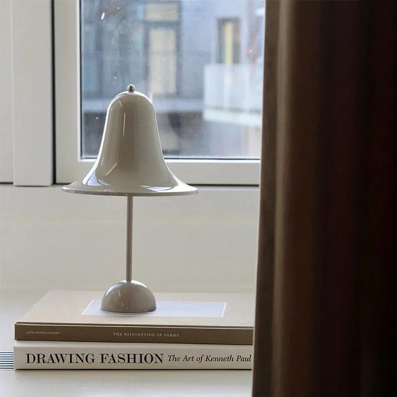 Eleganza Nordica con Lampada da Tavolo a Campana