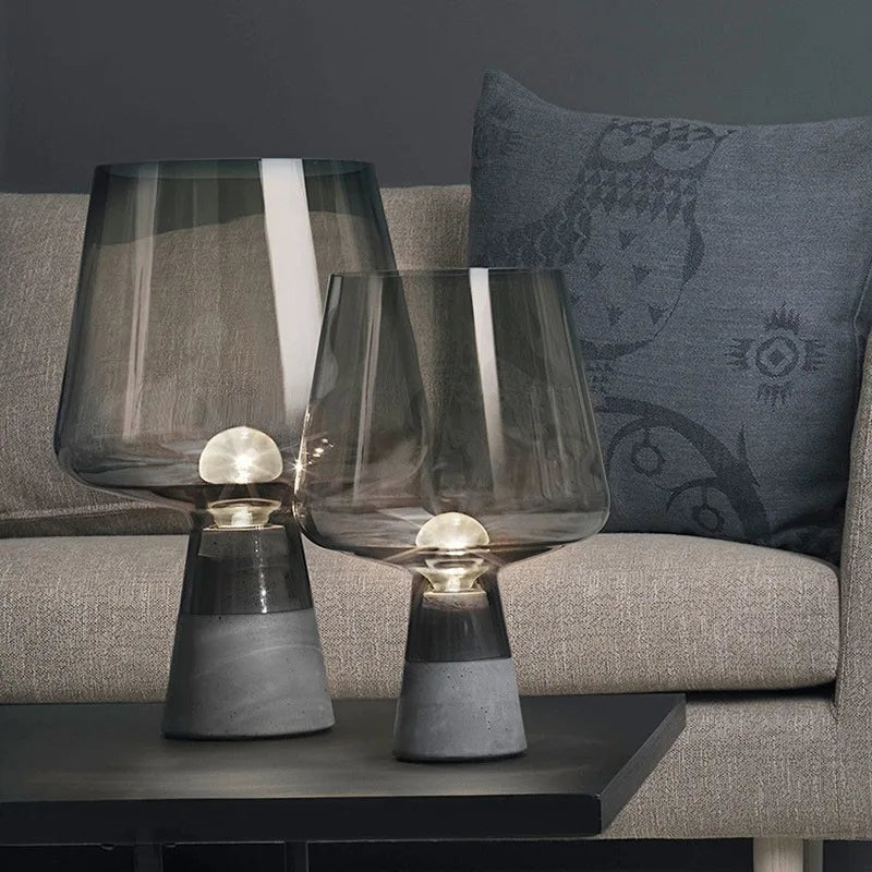 Lampada da Terra Nordica con Palloncino in Vetro: Design Moderno e Funzionalità