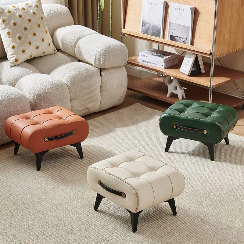 Sgabello Compatto Europeo - Eleganza e Funzionalità per Ogni Ambiente