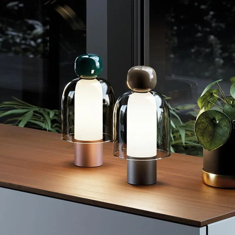 Lampada da Tavolo Ricaricabile a LED: Design Italiano e Funzionalità Portatile