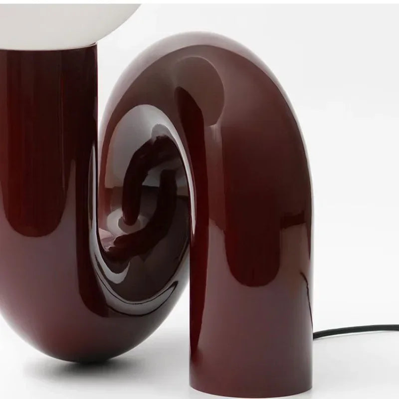 Lampada da Scrivania Nordica in Resina - Illuminazione Elegante per Ogni Stanza