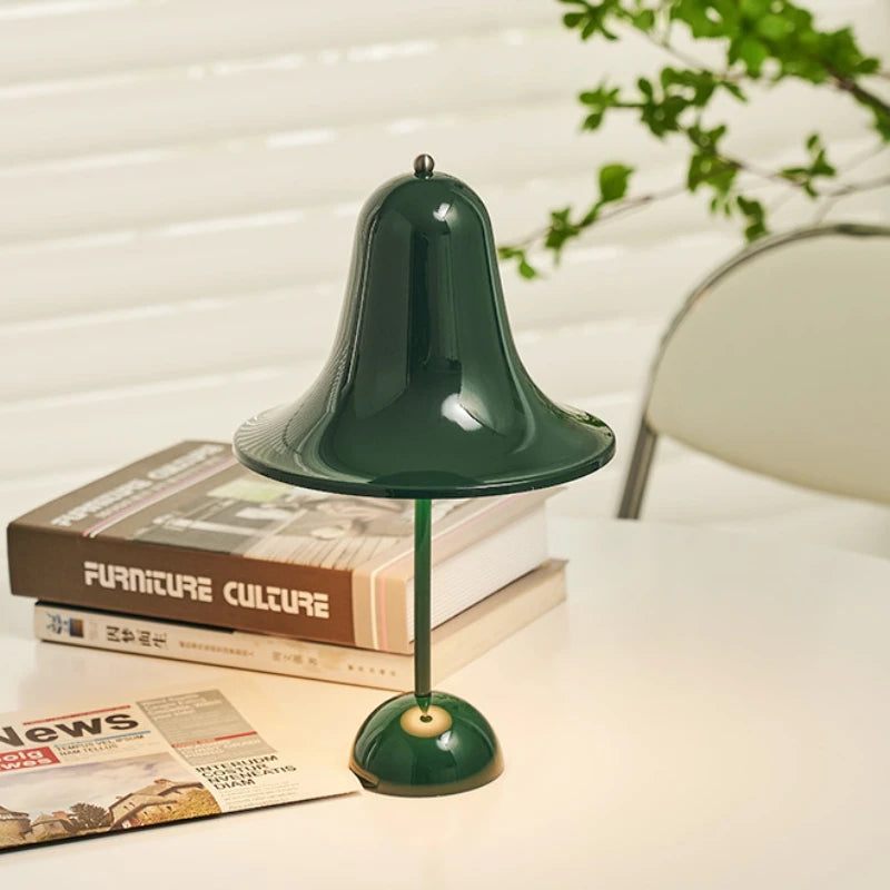 Eleganza Nordica con Lampada da Tavolo a Campana