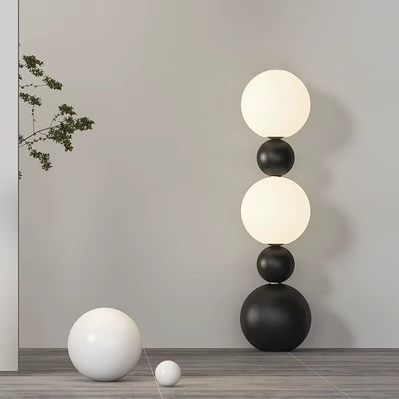 Eleganza Medievale con una Lampada da Terra di Design Italiano