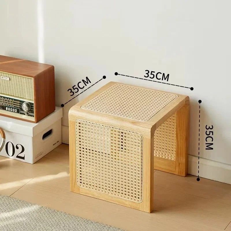 Eleganza Classica con il Tavolino in Legno Massello e Rattan