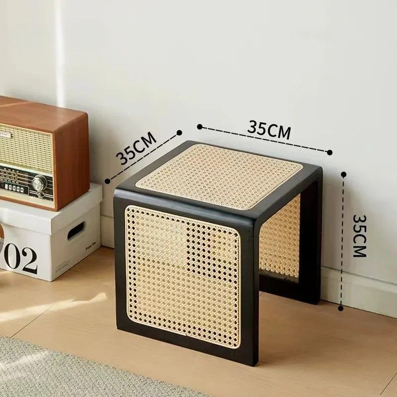 Eleganza Classica con il Tavolino in Legno Massello e Rattan