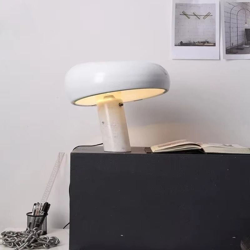 Raffinatezza Italiana con Lampada da Tavolo di Design