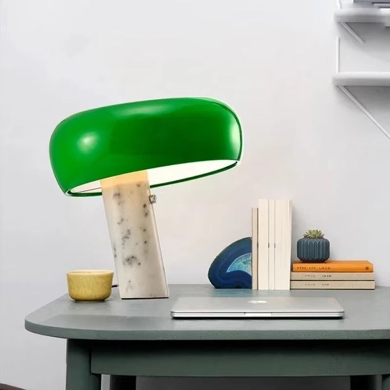 Raffinatezza Italiana con Lampada da Tavolo di Design