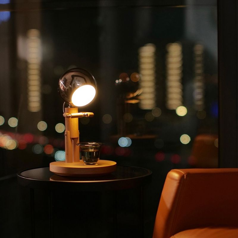 Eleganza Lunare con Lampada Decorativa in Legno