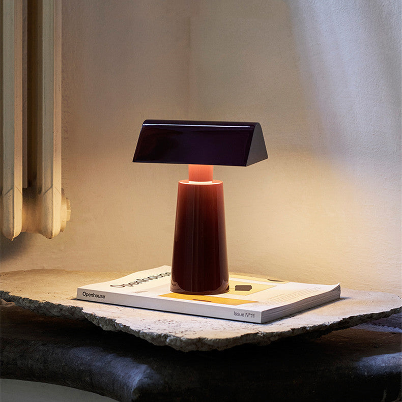 Lampada Piramidale con Ricarica Wireless - Portabilità e Stile per il Campeggio e la Casa