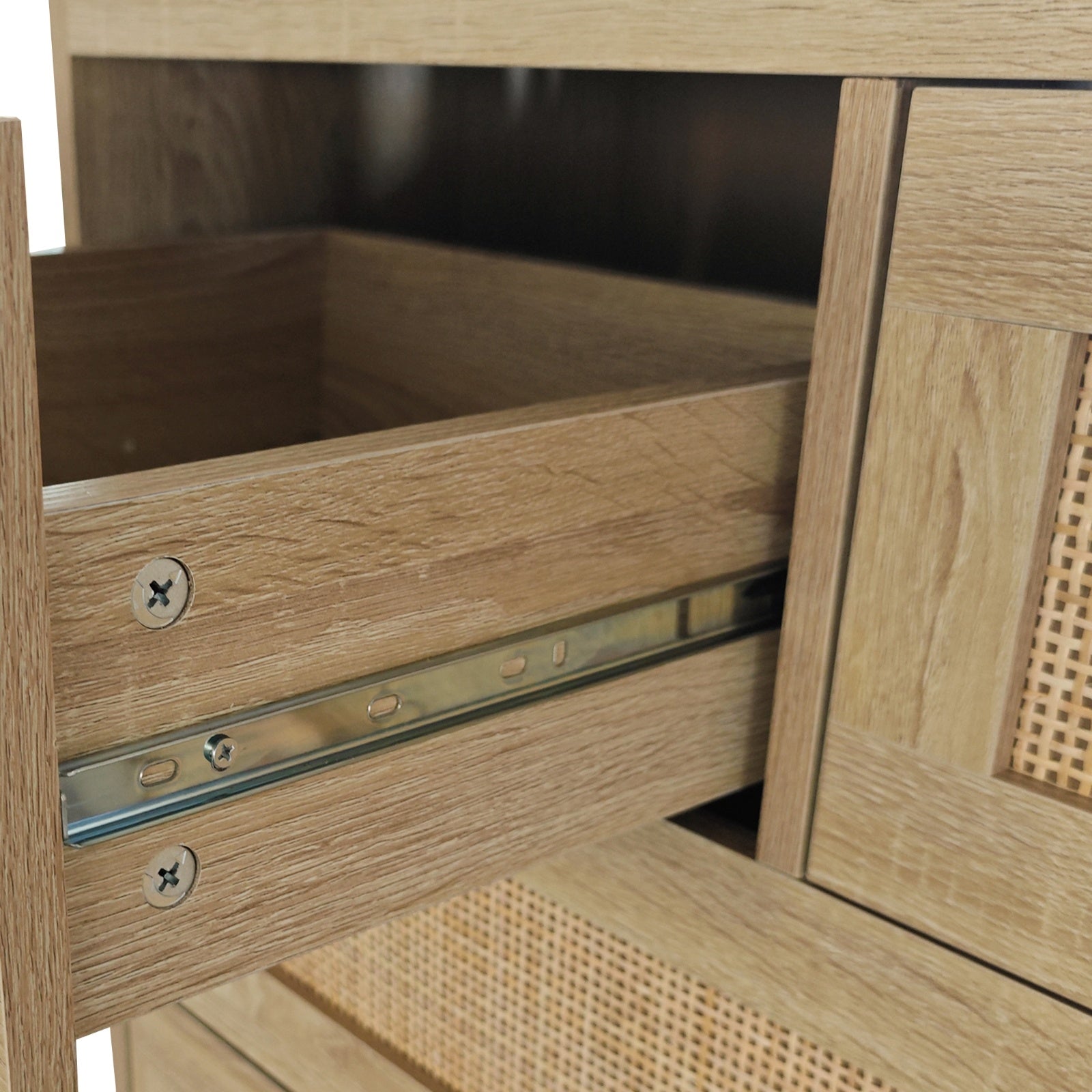 Eleganza Naturale con Mobile in Rattan a 4 Cassetti