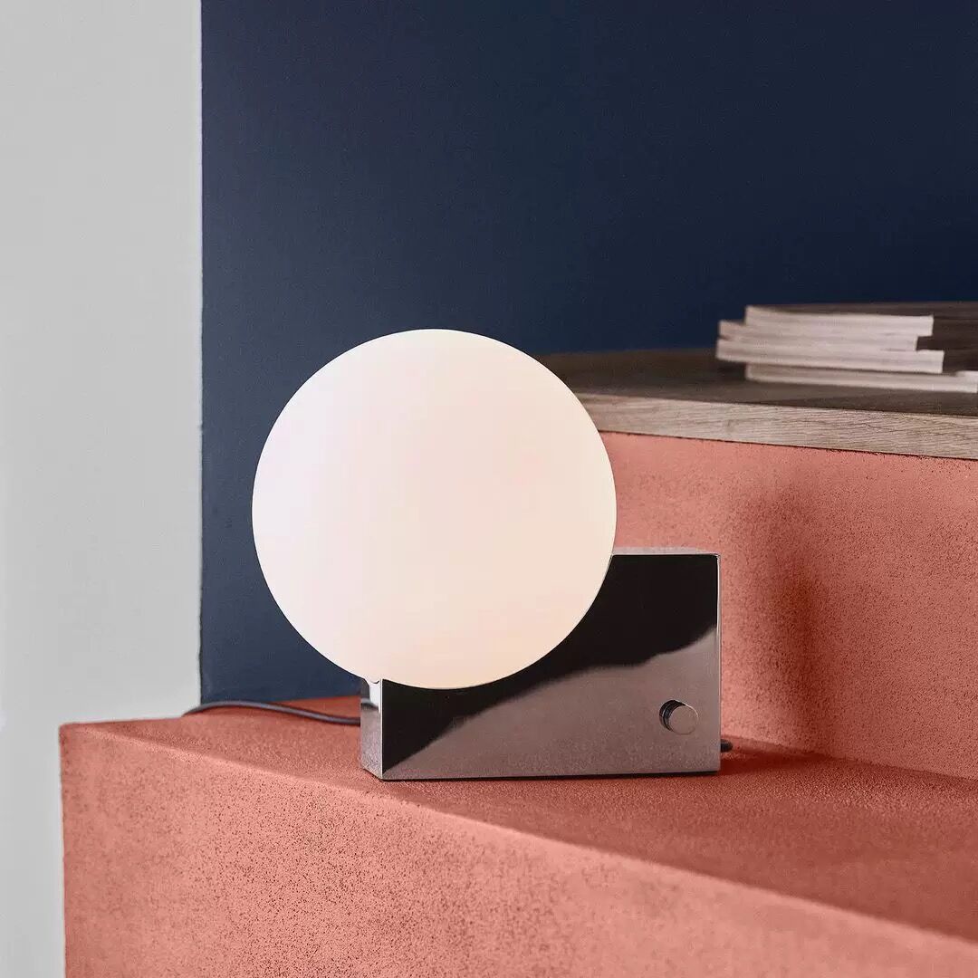 Eleganza Lunare con Lampada da Tavolo Decorativa Nordica