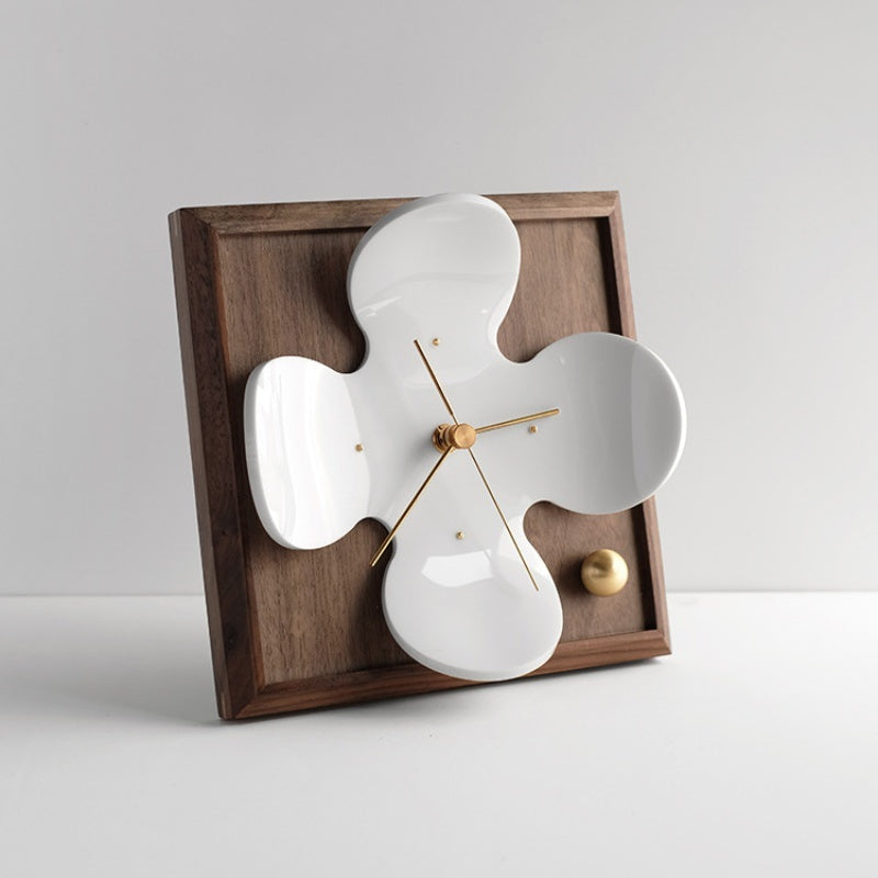 Eleganza Silenziosa con Orologio da Tavolo Fiore di Ciliegio