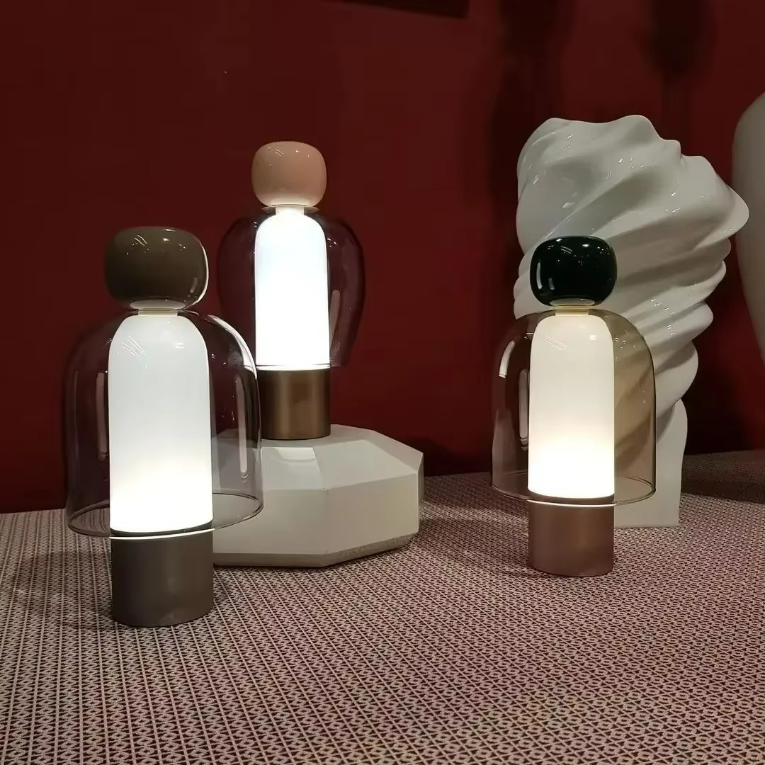 Minimalismo Elegante con Lampada da Tavolo in Vetro