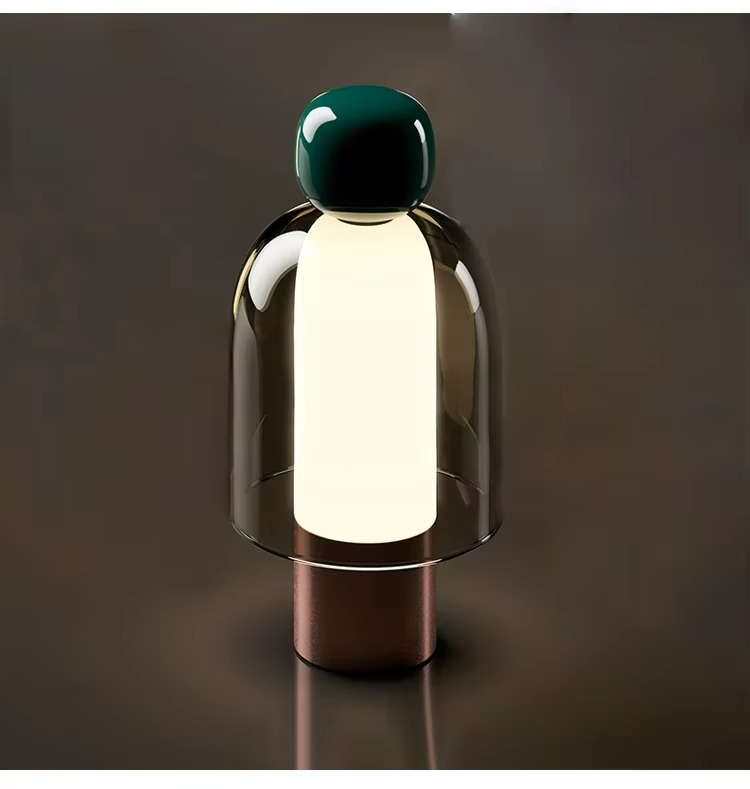 Minimalismo Elegante con Lampada da Tavolo in Vetro