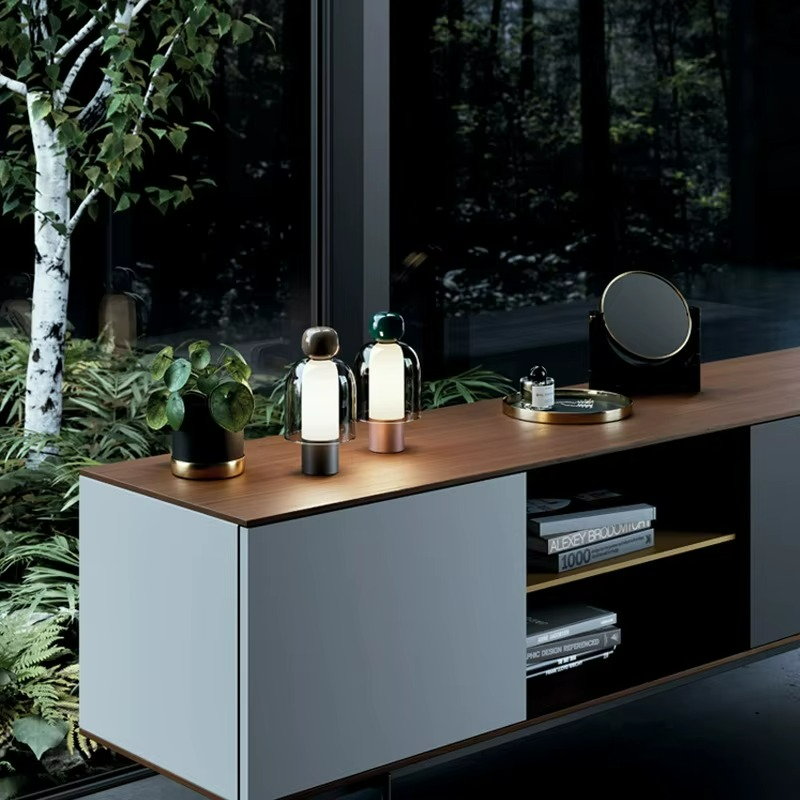 Minimalismo Elegante con Lampada da Tavolo in Vetro
