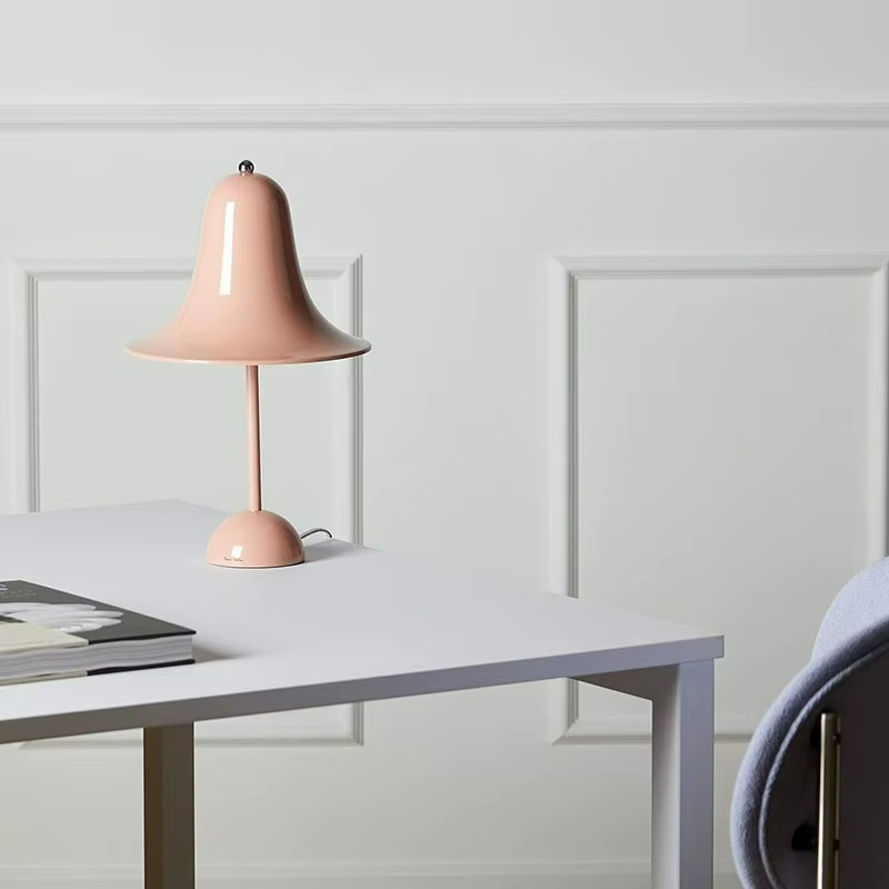 Eleganza Nordica con Lampada da Tavolo a Campana