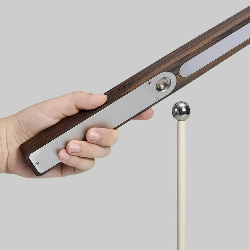 Eleganza Minimalista con Lampada Multifunzione in Legno