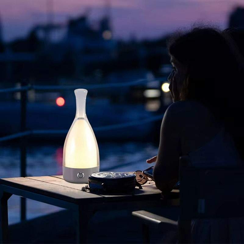 Lampada Portatile a Forma di Bottiglia di Vino - Eleganza e Atmosfera per Ogni Spazio