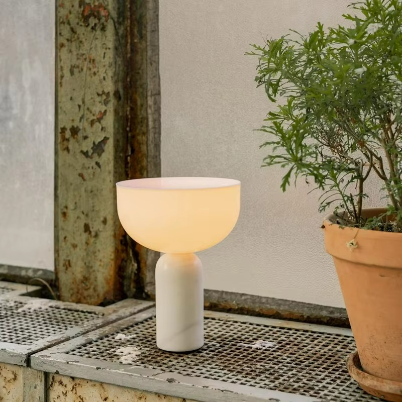 Lampada da Tavolo Creativa - Illuminazione Moderna per la Tua Casa