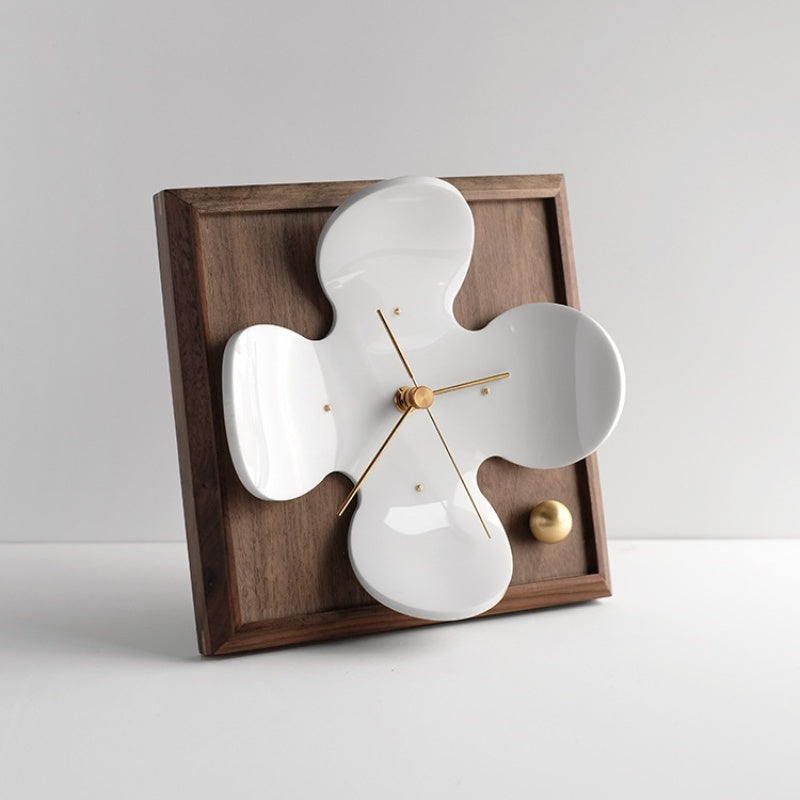 Eleganza Silenziosa con Orologio da Tavolo Fiore di Ciliegio