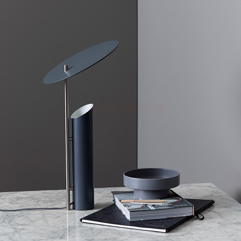 Lampada da Tavolo Creativa in Metallo - Stile Moderno per Ogni Ambiente