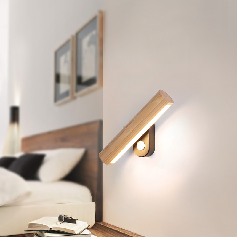 "Luminosa Rotazione: Lampada da Parete LED Nordic in Legno Massello"